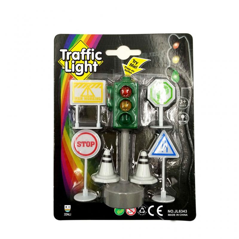 Светофор, дорожные знаки на картоне