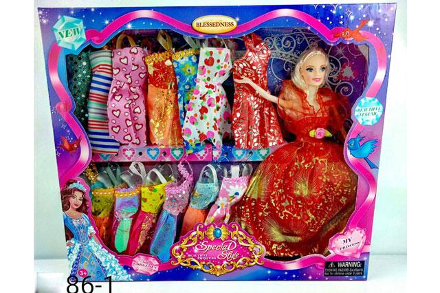 Кукла с набором платьев в коробке